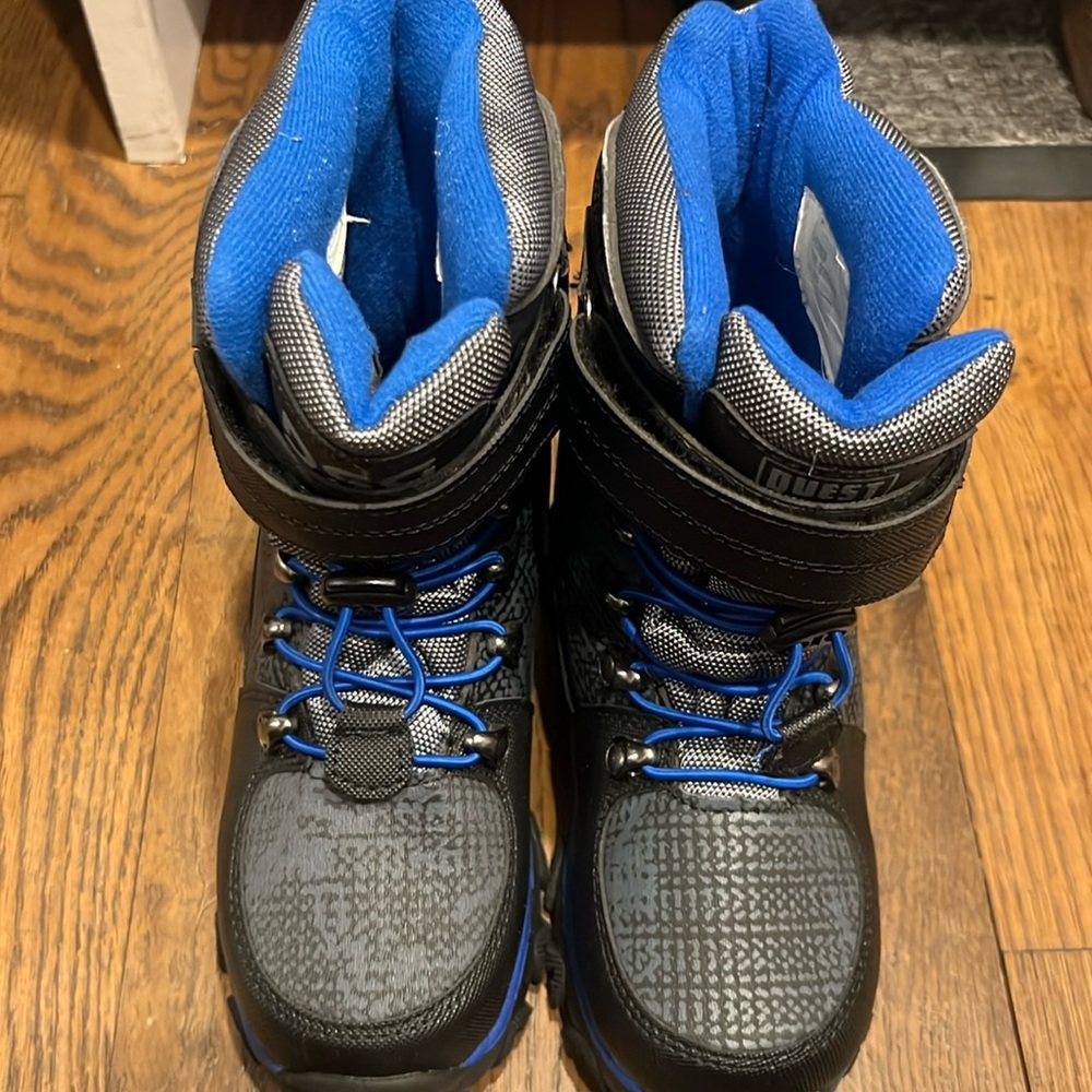 3M black/gray/blue thinsulate boots 
Size 1 
Excellent condition. 
Worn once